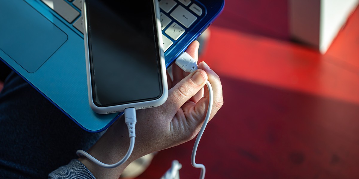 Kabel USB łączący laptopa z telefonem