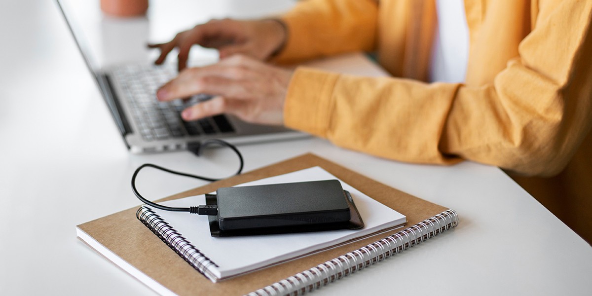 Kabel USB łączący laptop i zewnętrzny dysk twardy.